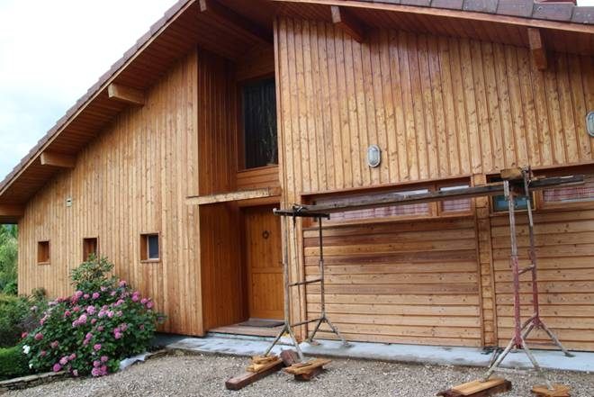 Façade en bois avec échafaudage.