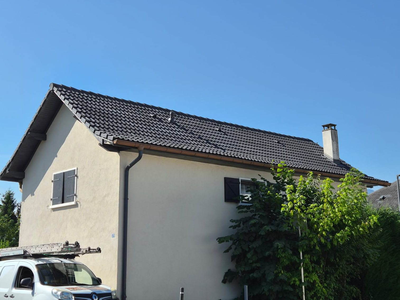 Après : la même toiture rénovée, tuiles gris anthracite