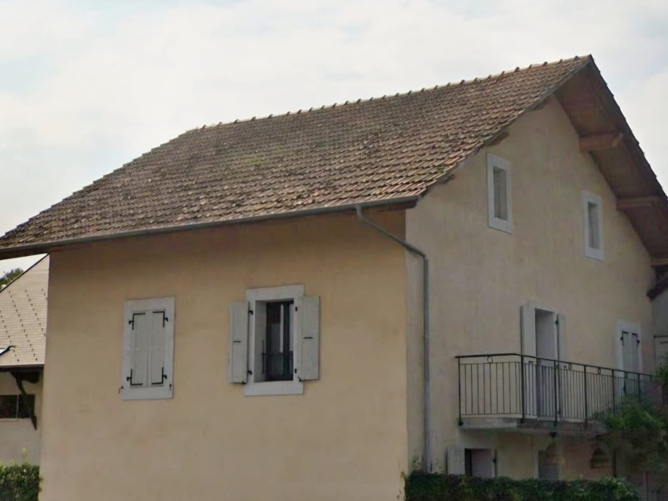 Avant : toiture en tuiles couverte de mousse sur une maison ancienne