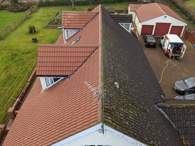 Vue aérienne d'un toit pendant le démoussage.